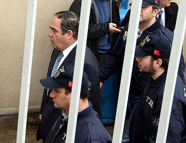 Balyoz: 102 sanık hakkında yakalama kararı