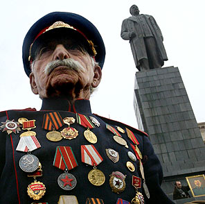 Stalinin doğum yerindeki heykeli kaldırıldı