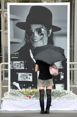 Tam 1 yıl oldu Michael Jackson göçeli