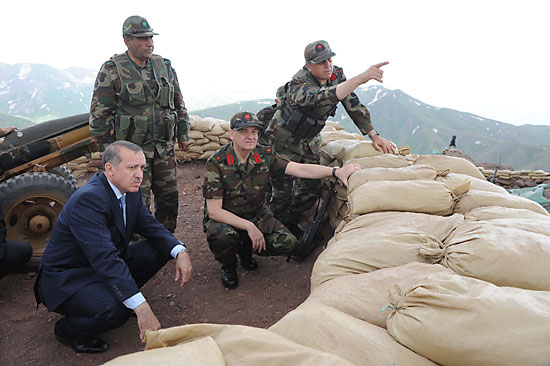 Erdoğanın fotoğrafı Meclisi gerdi