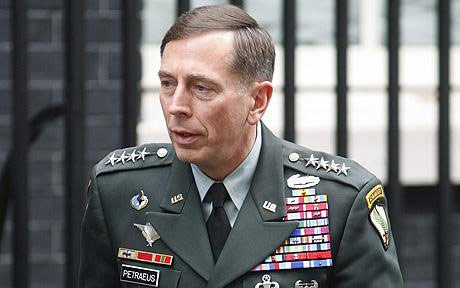 Çuvalcı general Petraeusun madalyaları