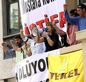 TEKEL işçileri Türk-İşi işgal etti