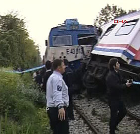 Kocaelinde iki tren çarpıştı