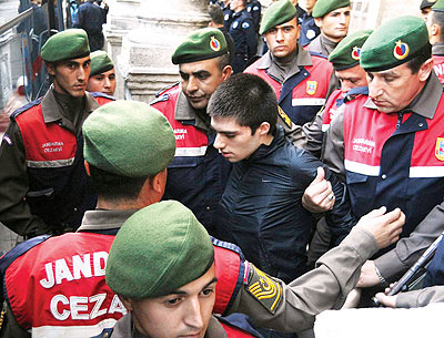 Cem Garipoğlunun babasına tahliye