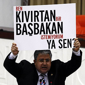 Mecliste kavga çıkaran pankart