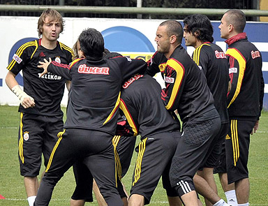 Arda ile Caner antremanda kavga etti