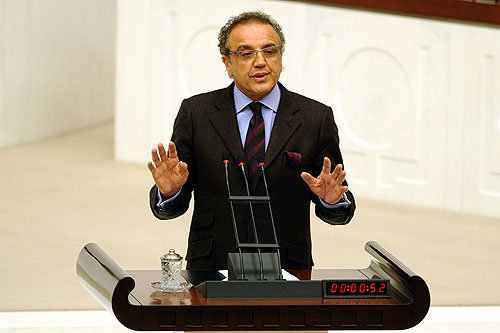 Bayrak tartışması Meclisi gerdi