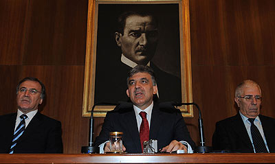 Gül askere Yüce Divan yolundan yana