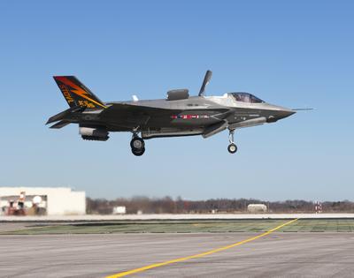 F-35B Şimşek II helikopter gibi iniş yaptı