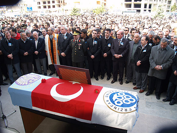 İntihar eden rektör için tören düzenlendi