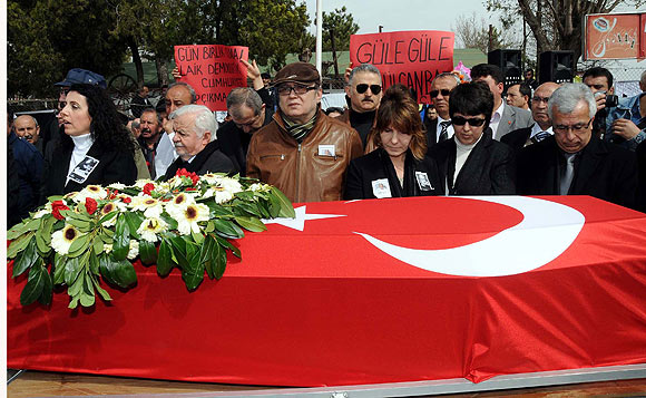 Turhan Selçuk toprağa verildi