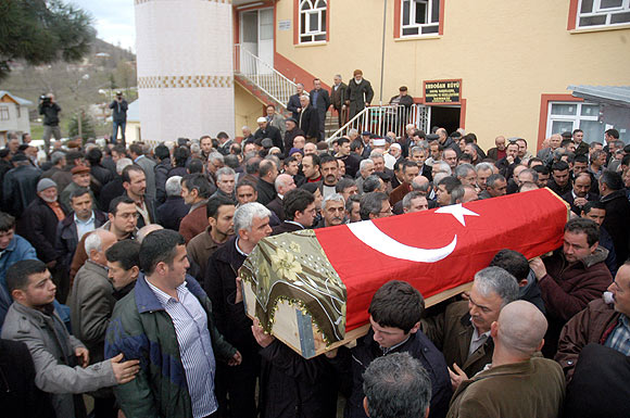 Sınıfta öldürülen öğretmen toprağa verildi