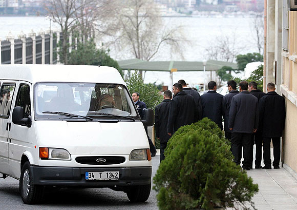 Amirallere suikastte iddianame ekleri avukatlarda