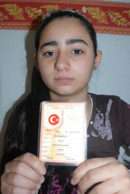 Nüfus kağıdına göre annesinden büyük