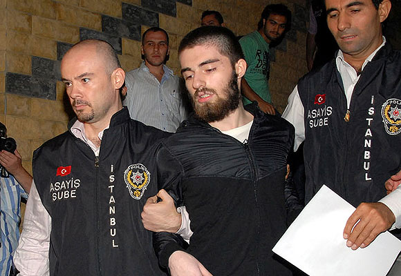 Münevverin kardeşi Garipoğluna saldırdı