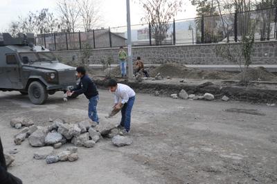 Taş atan çocuğun cezası 10 yıldan 5 yıla indi