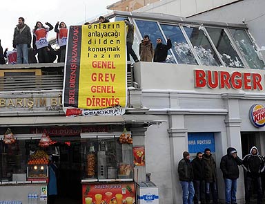 TEKEL işçileri için çatıya çıktılar