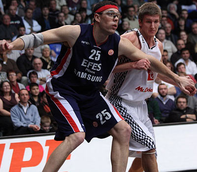 Malaga yardım etti, Efes son 16da