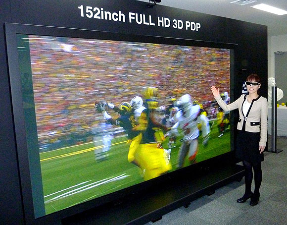 Panasonicin dev full HD 3 boyutlu TVsi
