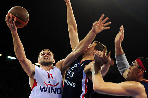 Olympiakosa yenilen Efes Pilsen zorda