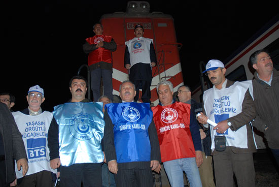 İş bırakan demiryolu çalışanlarına polis müdahalesi