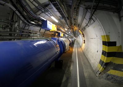 CERNde proton parçacıkları tüneli dolaştı