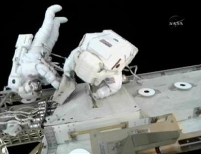 Astronotlar ilk uzay yürüyüşünü tamamladı