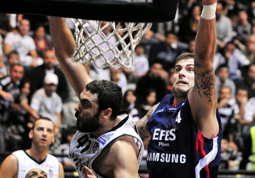 Potada yeni lider Efes Pilsen