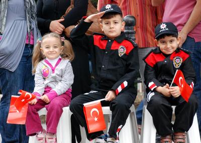 İstiklal Marşı okunurken yürümeye ceza