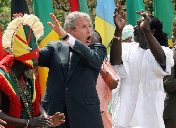 Bushu oynatan Afrikalı dansçılar İstanbulda