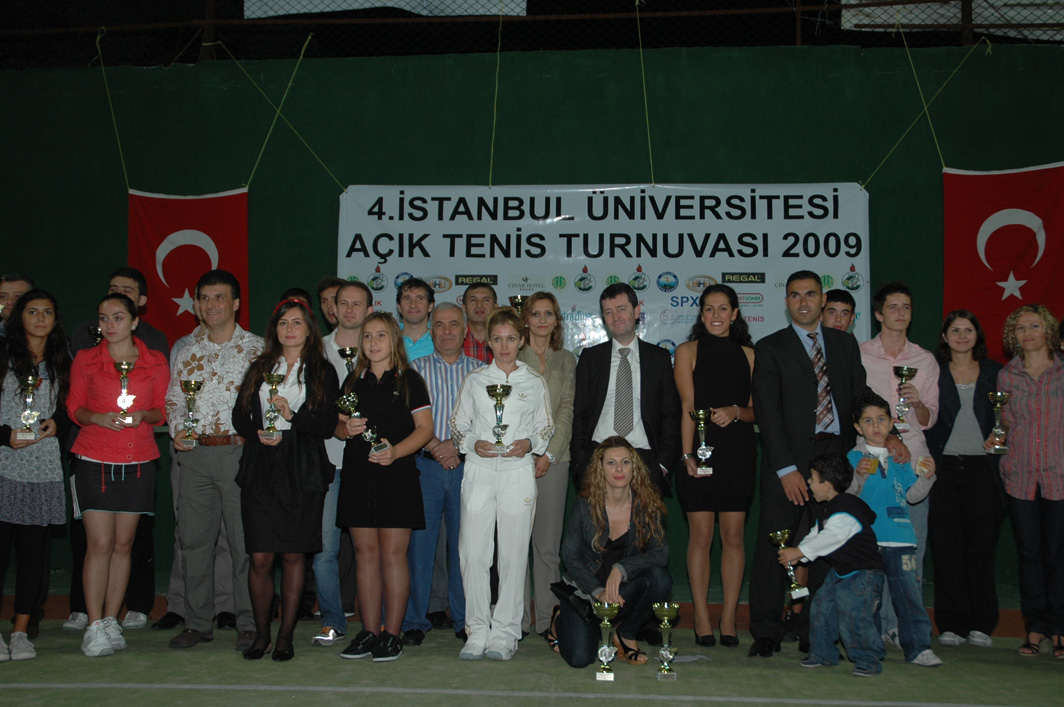 İstanbul Üniversitesinde tenis şöleni