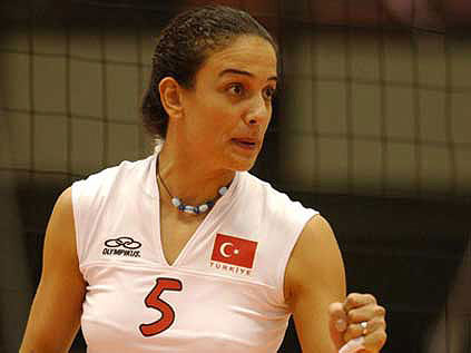 Tesettürlü voleybolcu yeniden filelerde