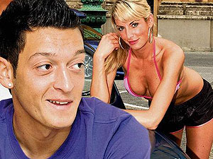 Mesut Özil, Sarah Connorun kardeşini seviyor