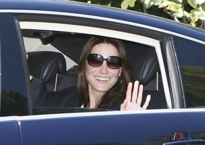 Carla Bruni müzikten kopamadı