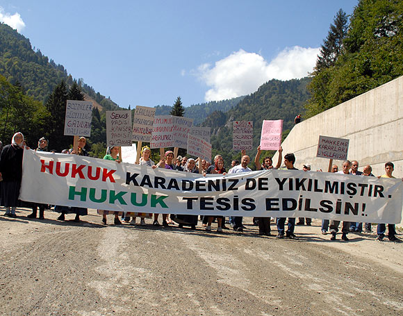 HES karşıtı köylüler yol kapattı