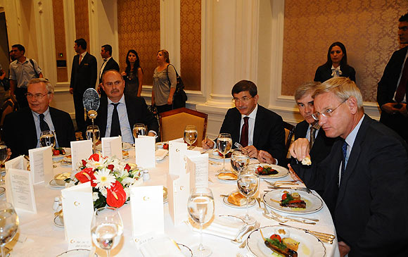Davutoğlundan Pakistana destek mesajları
