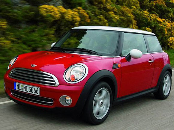 60lı yılların ikonu Mini Cooper 50 yaşında