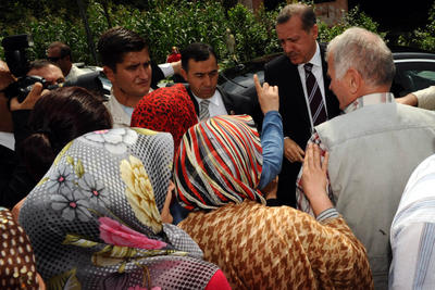 Sarılayım derken Başbakana yumruk attı..
