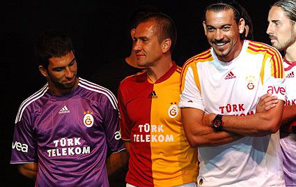 Galatasaray yeni formalarını tanıttı