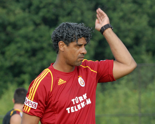 Rijkaard: Transferi kapattık diyemem