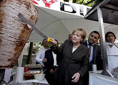 Angela Merkel döner kesti