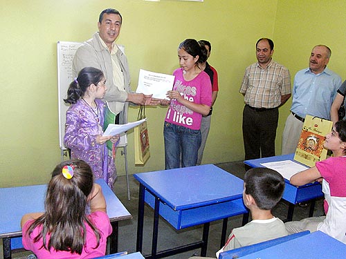 Diyarbakırda çocuklara Kürtçe karne
