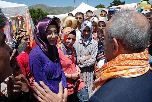 Kılıçdaroğlu türbanlıyla türbanı tartıştı