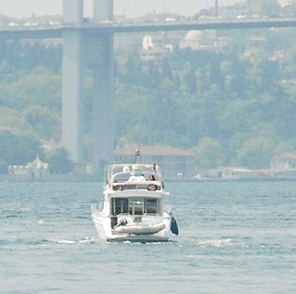 Boğazda yanan yat battı