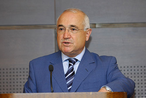 Cemil Çiçek de Gül yargılanamaz dedi