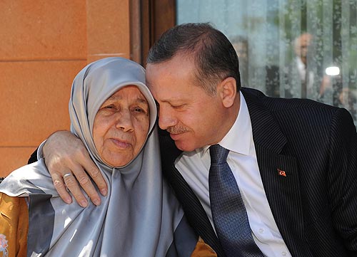 Başbakan Erdoğan da annesinin yanındaydı...