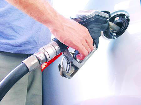 Benzinin litre fiyatı yeniden 3 TL