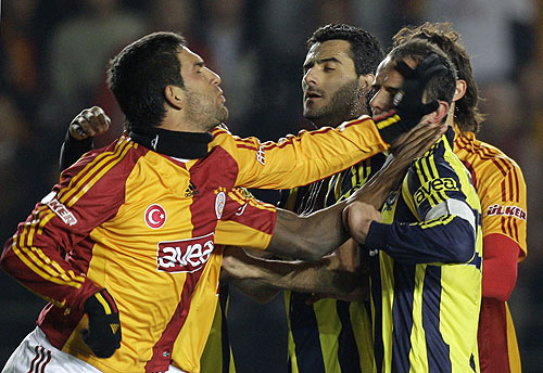 Olaylı derbi maçına ceza yağdı