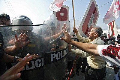 Yerlilerden hükümete toprak protestosu