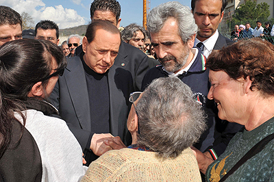İtalyada deprem... Berlusconi işin şakasında